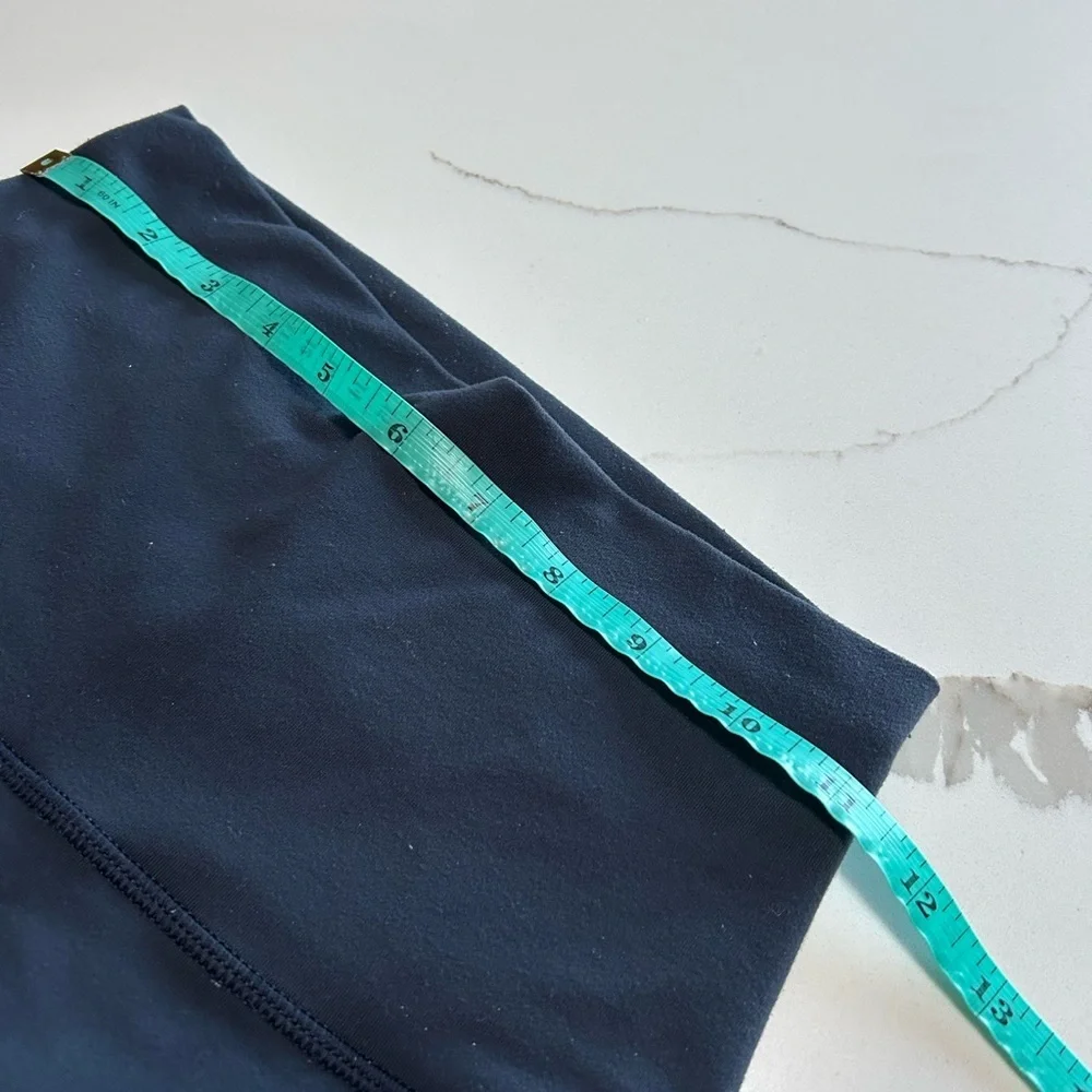 lululemon athletica Women’s Cropped Dark Blue Leggings - Picture 9 of 10